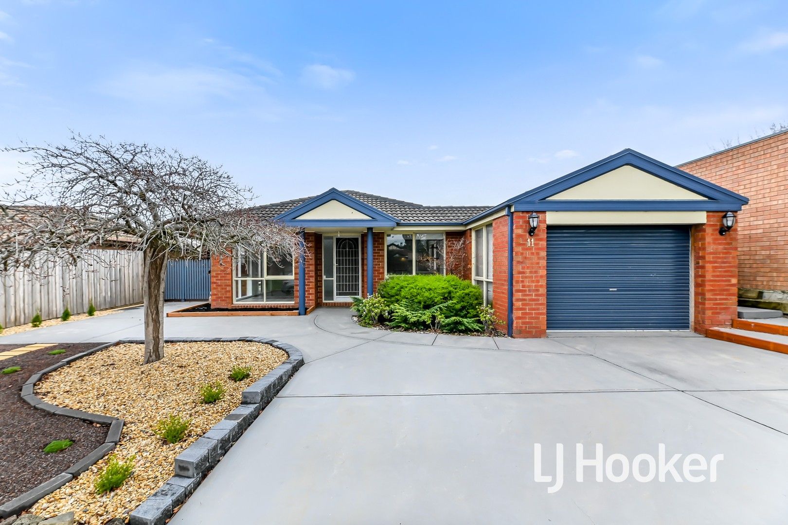 4 bedrooms House in 11 Sharpe Court BERWICK VIC, 3806