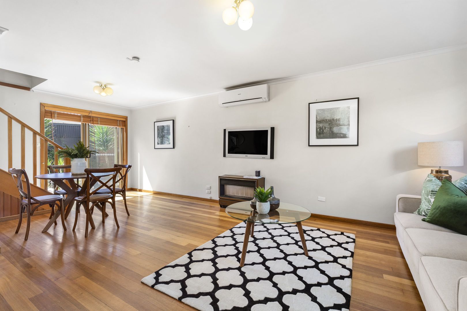 2/1 Clapham Road, Hughesdale VIC 3166, Image 1