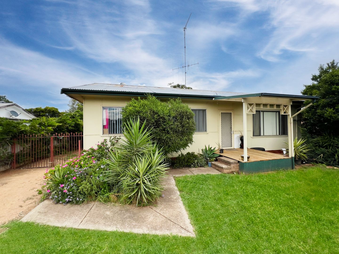 3 bedrooms House in 28 Forbes Road PARKES NSW, 2870