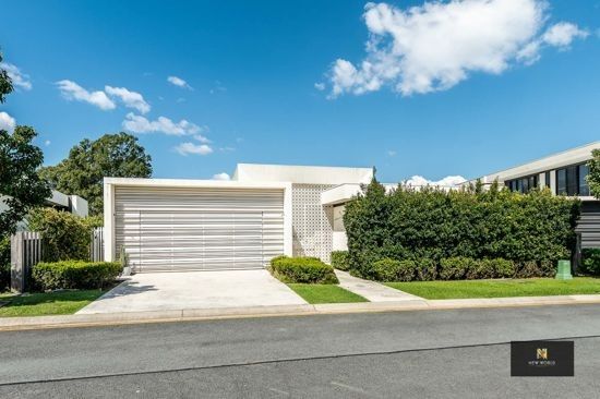 4 bedrooms House in 2 The Dress Circle BENOWA QLD, 4217