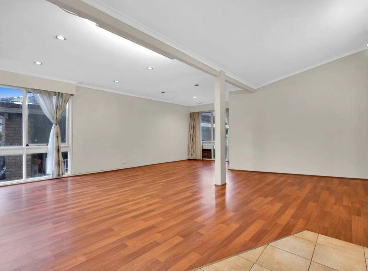 5 bedrooms House in 4 Groom Court GLEN WAVERLEY VIC, 3150