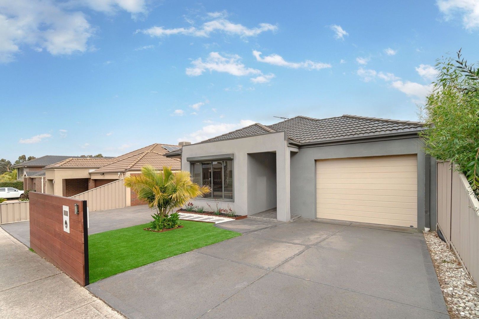 4 bedrooms House in 8 Jirrahlinga Terrace CRAIGIEBURN VIC, 3064