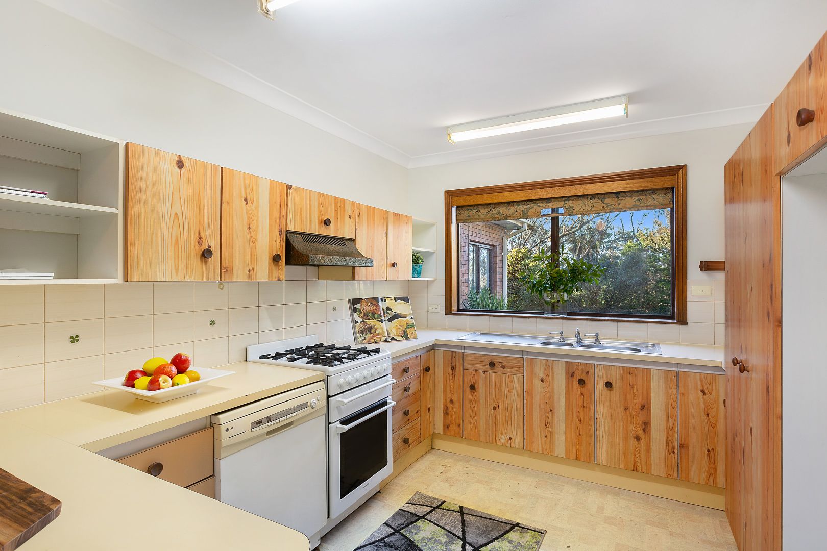 28 Queen Elizabeth Drive, Wentworth Falls NSW 2782, Image 2