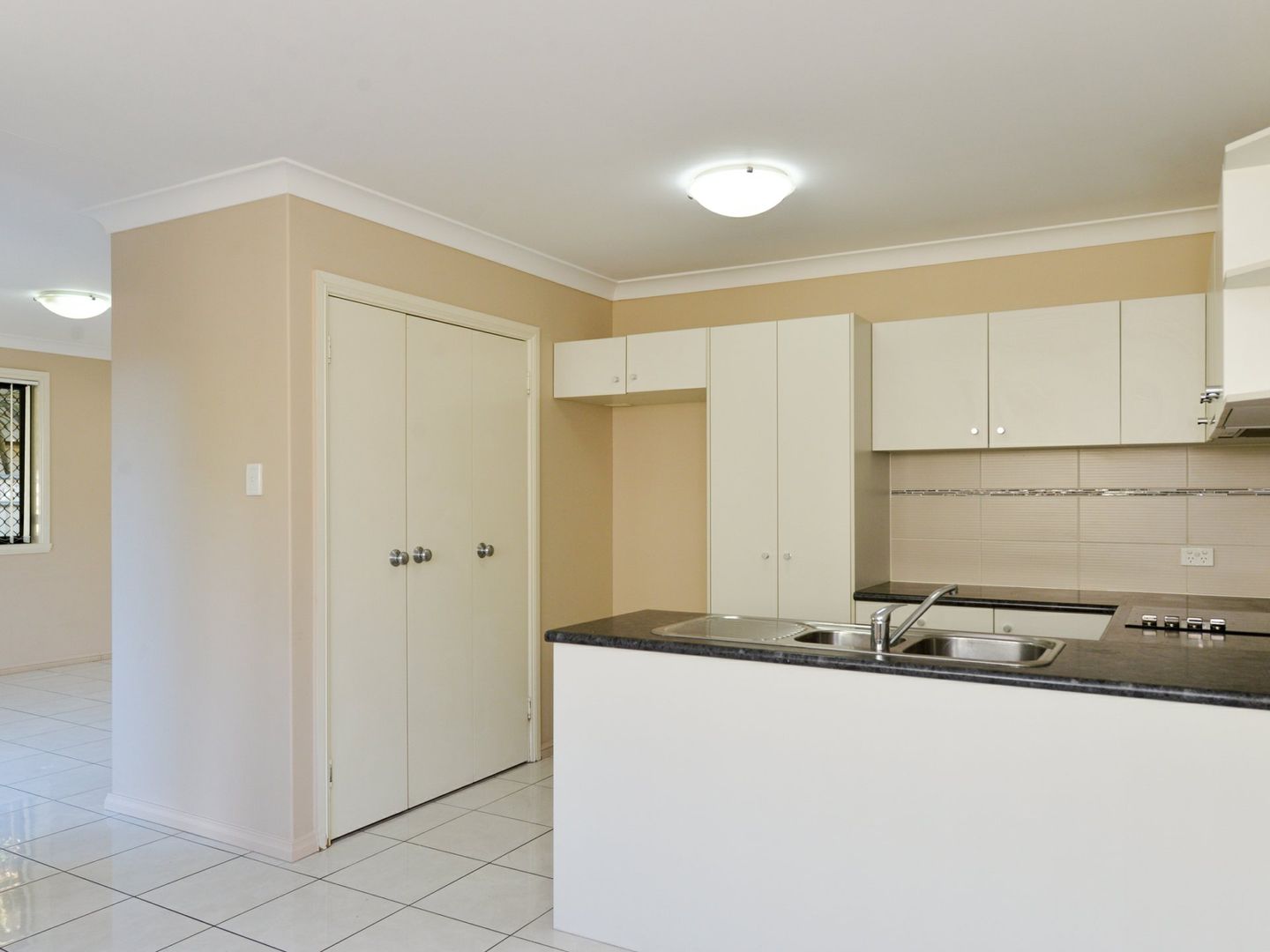 2/11 Walsh Street, South Gladstone QLD 4680, Image 2