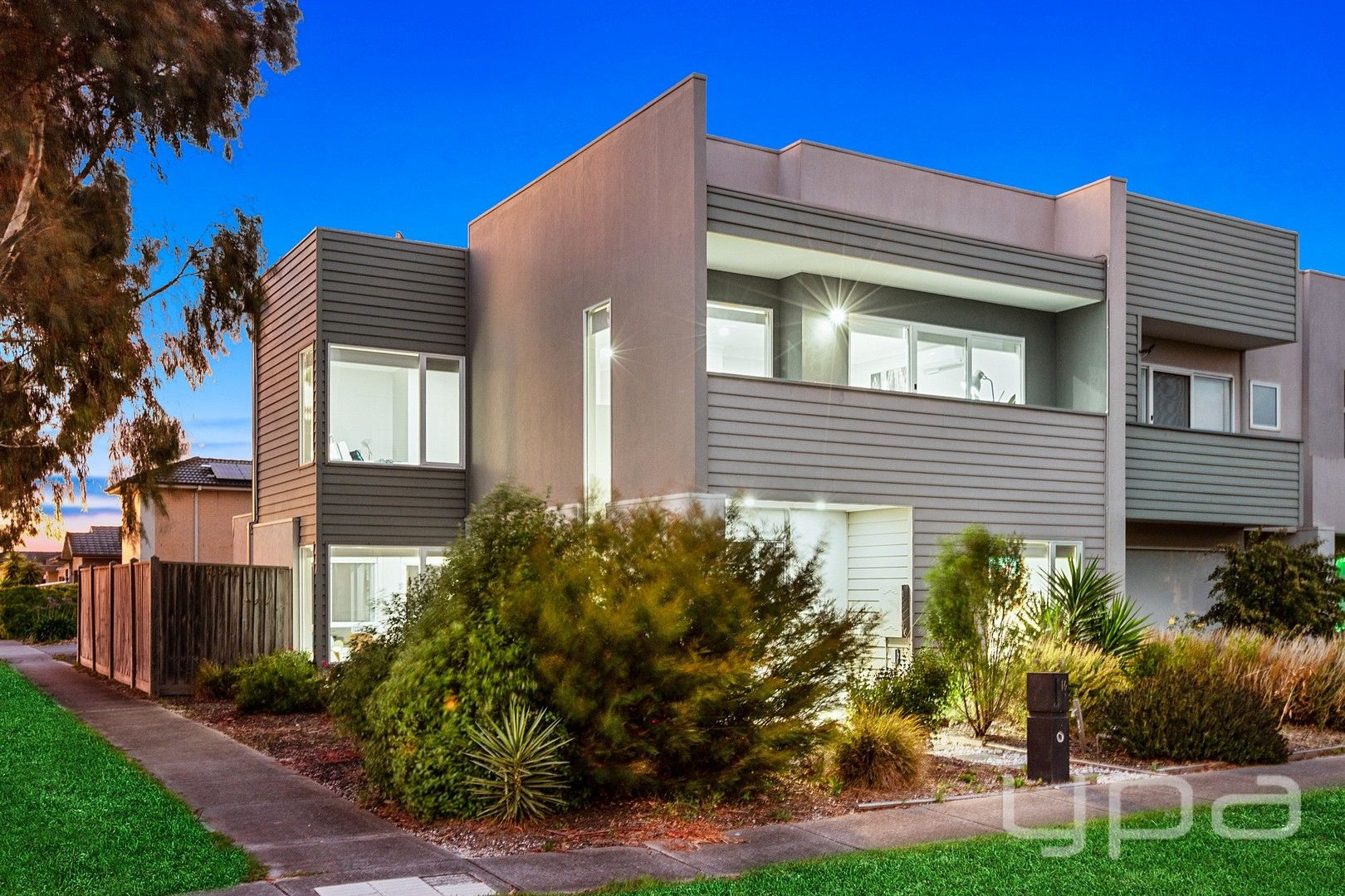 4 bedrooms House in 16 Whitetop Drive POINT COOK VIC, 3030