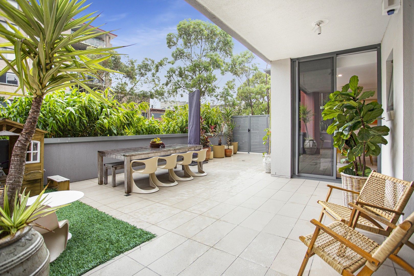 2 bedrooms Apartment / Unit / Flat in 1/11-15 Gray Street SUTHERLAND NSW, 2232