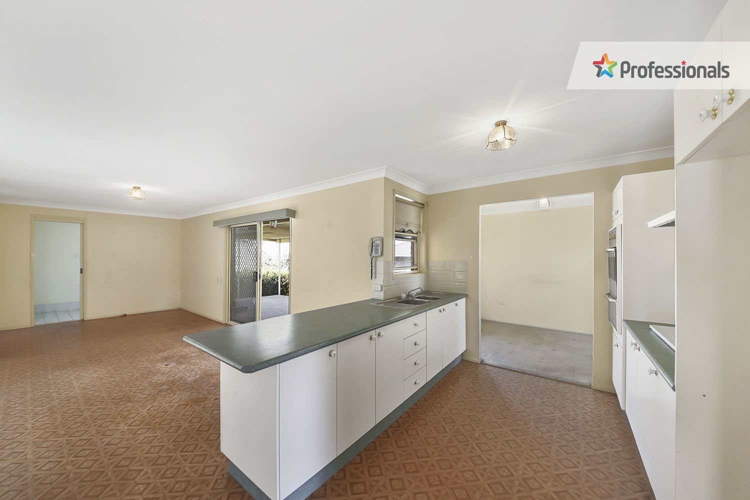 8 Matthew Close, Mount Annan NSW 2567, Image 2