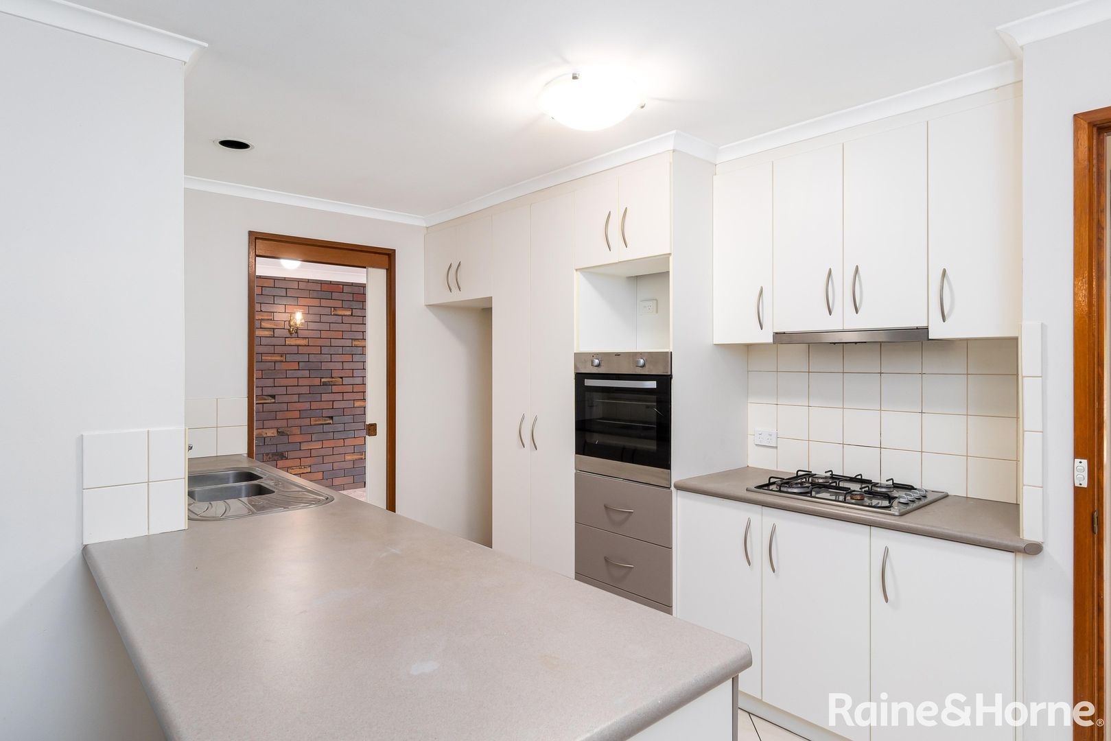 46 Pinaroo Drive, Glenfield Park NSW 2650, Image 1