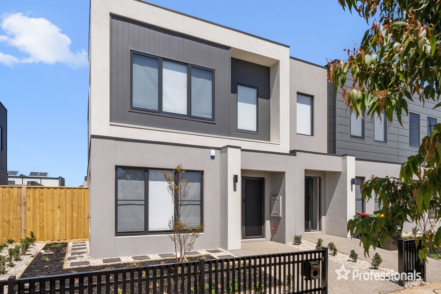 4 bedrooms Townhouse in 24 Arklay Road THORNHILL PARK VIC, 3335