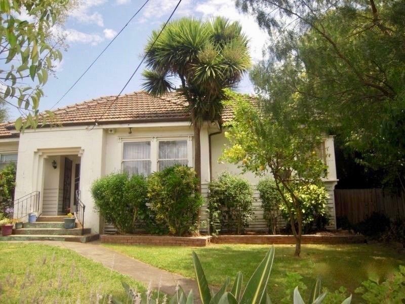 3 bedrooms House in 17 Mervyn Crescent IVANHOE EAST VIC, 3079