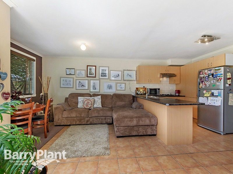 11/2 Silvertree Avenue, Delahey VIC 3037, Image 2