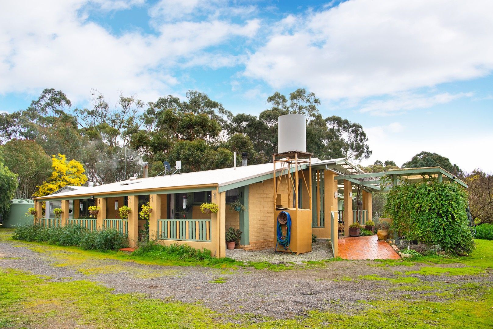 2 bedrooms House in Burrows Lane DUNOLLY VIC, 3472