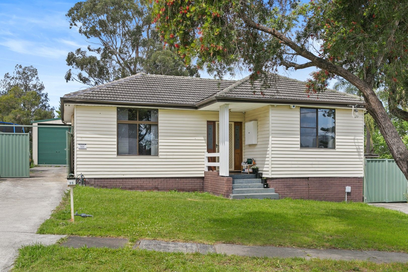 3 bedrooms House in 35 Dawn Drive SEVEN HILLS NSW, 2147
