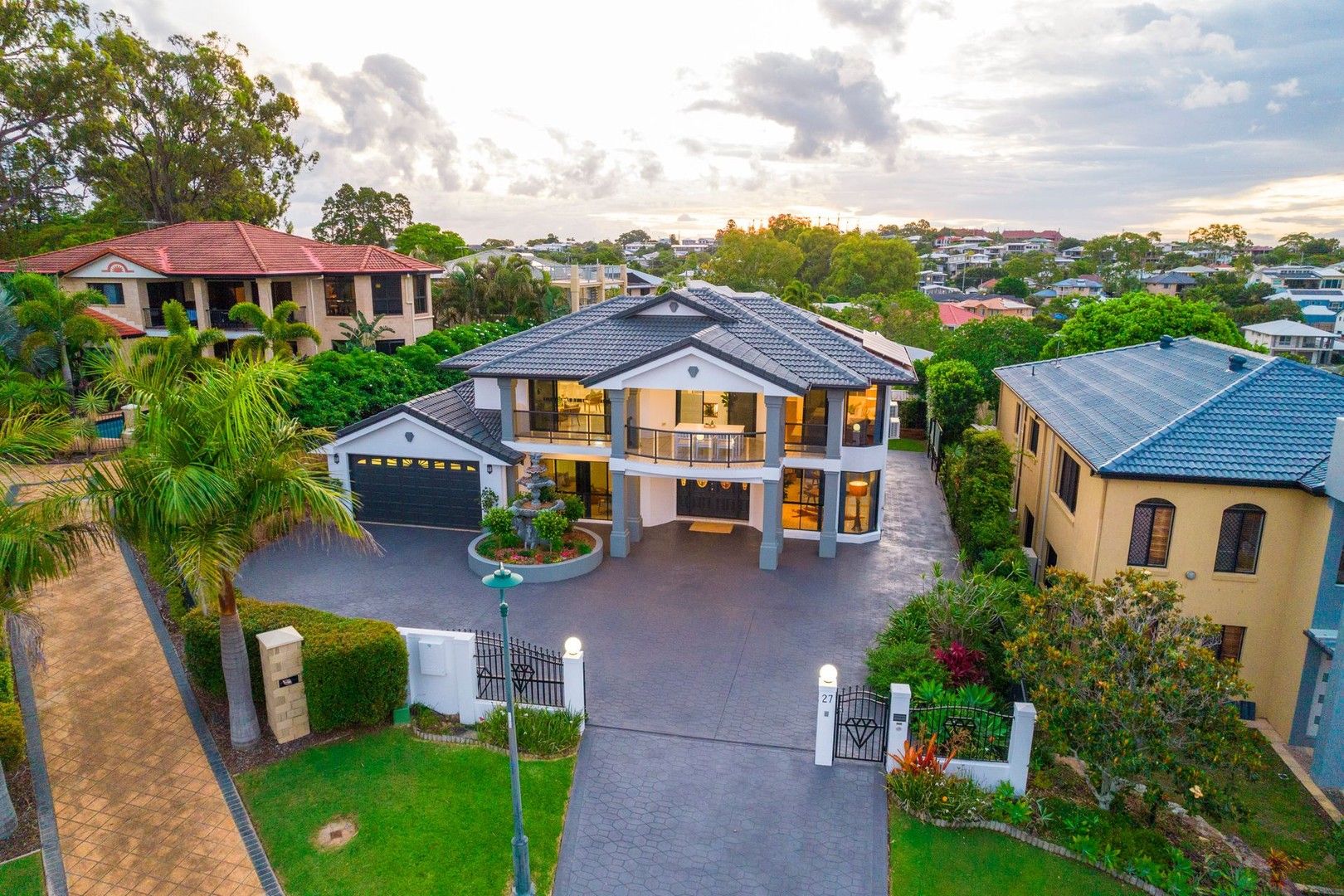 5 bedrooms House in 27 Saunders Place WYNNUM QLD, 4178