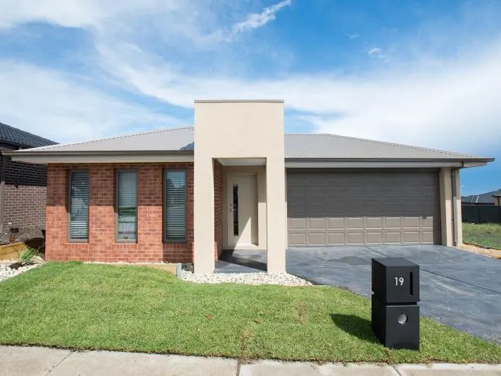 4 bedrooms House in 19 Charm Road GREENVALE VIC, 3059