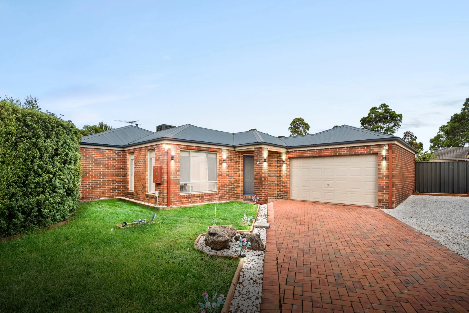 5 Radiata Close, Manor Lakes VIC 3024