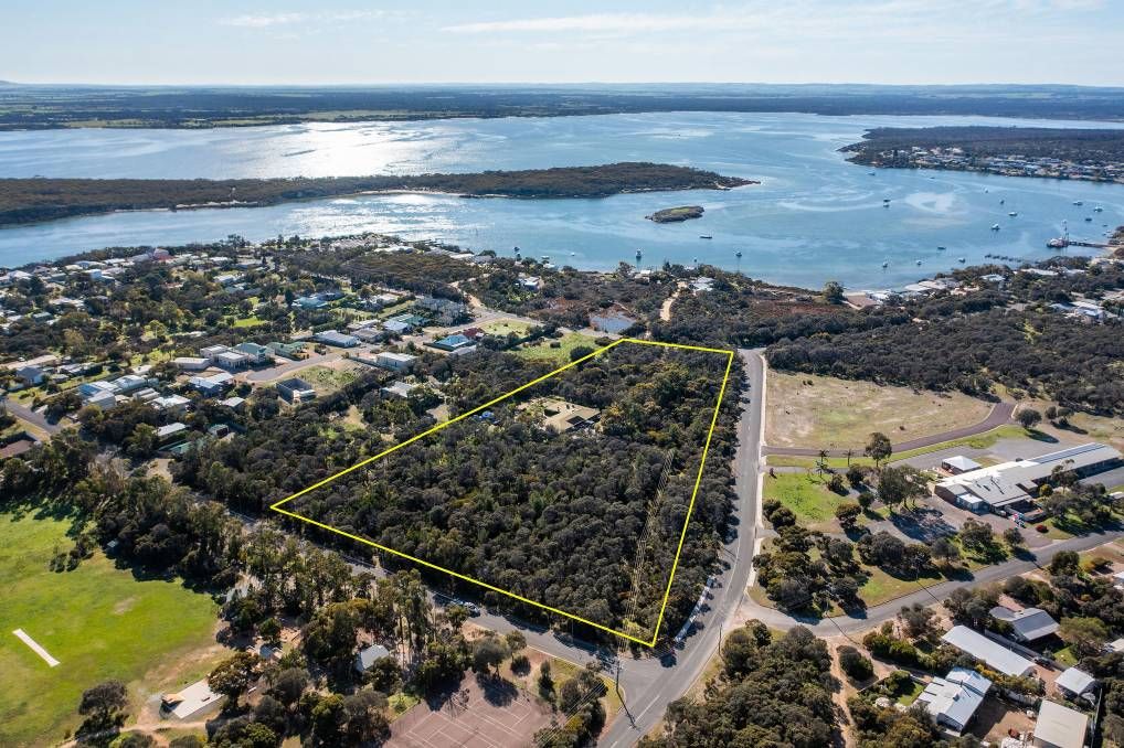 5 bedrooms House in 183 Esplanade COFFIN BAY SA, 5607