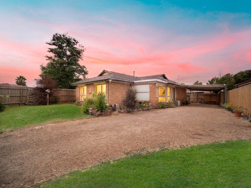 3 bedrooms House in 11 Balmoral Place MELTON WEST VIC, 3337