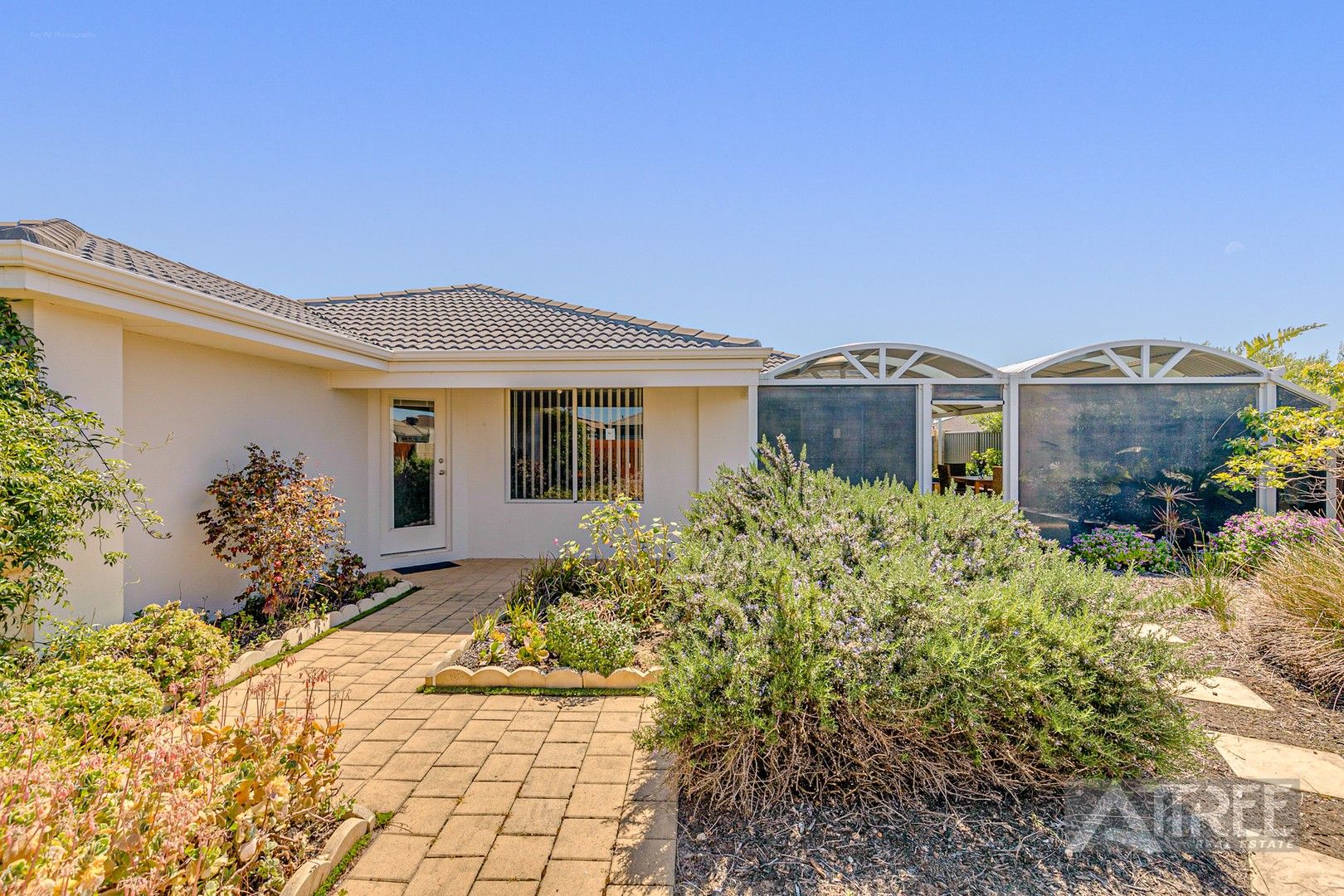 4 bedrooms House in 5 Berkeley Loop PIARA WATERS WA, 6112