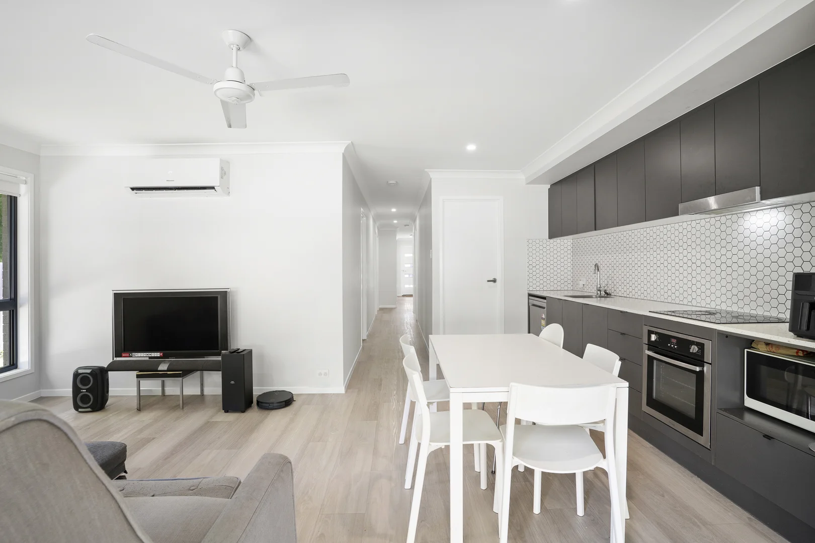 Additional image 12 of 1 & 2/18 Elm Avenue, Woodridge QLD 4114