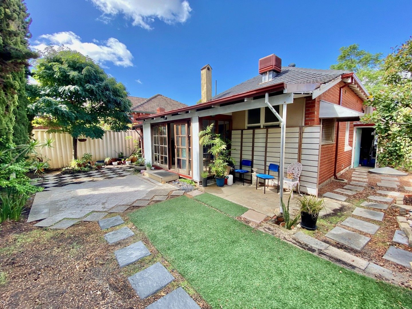 2 bedrooms House in 113 West Parade MOUNT LAWLEY WA, 6050