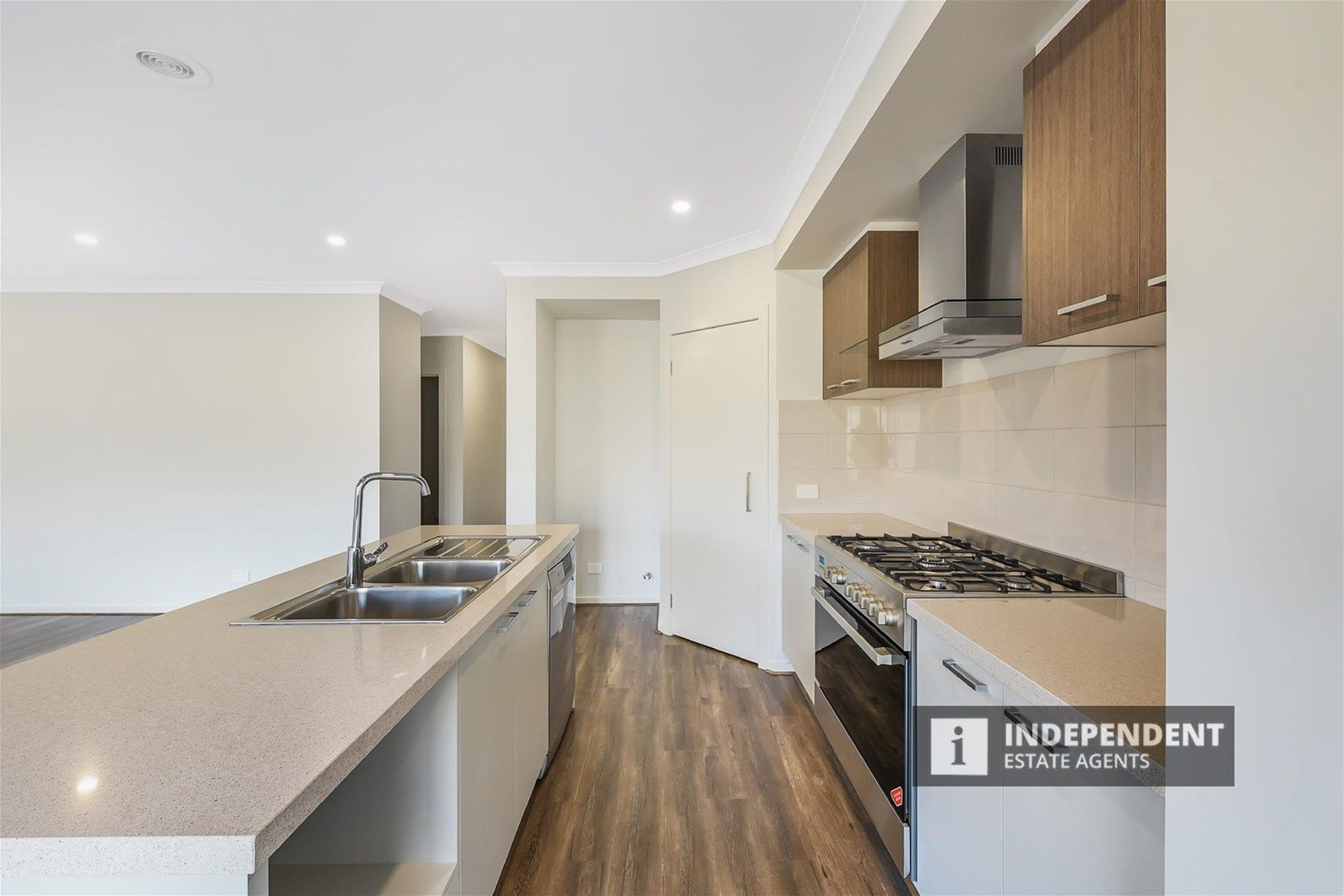 3 bedrooms House in 13 Tarnbeck circuit CLYDE NORTH VIC, 3978