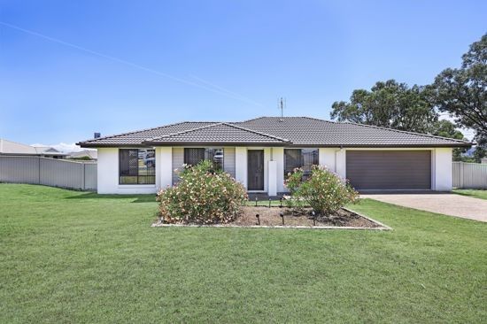 4 bedrooms House in 15 Mckinlay Place TAMWORTH NSW, 2340