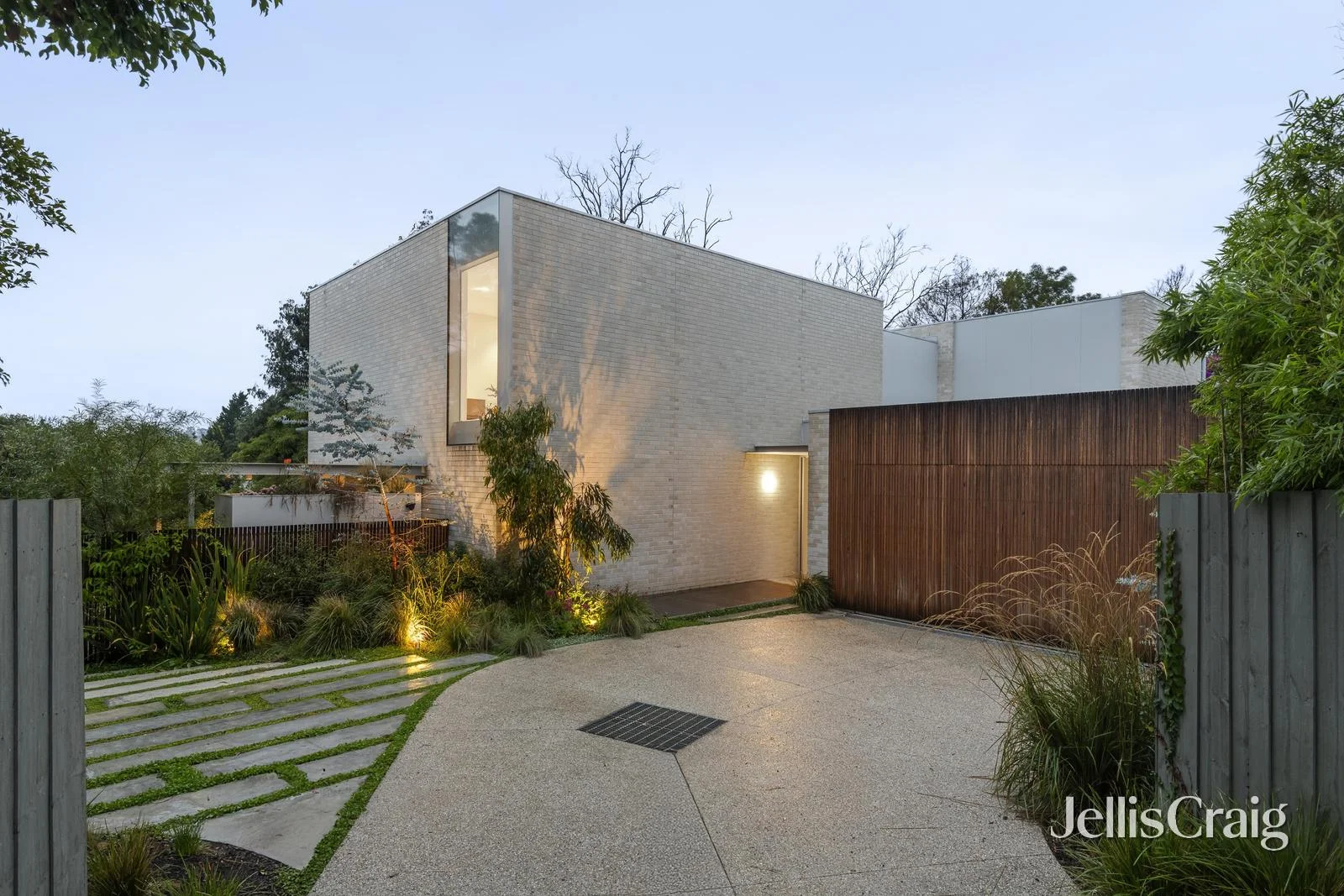 Primary image of 7 Vasey Concourse, Croydon VIC 3136