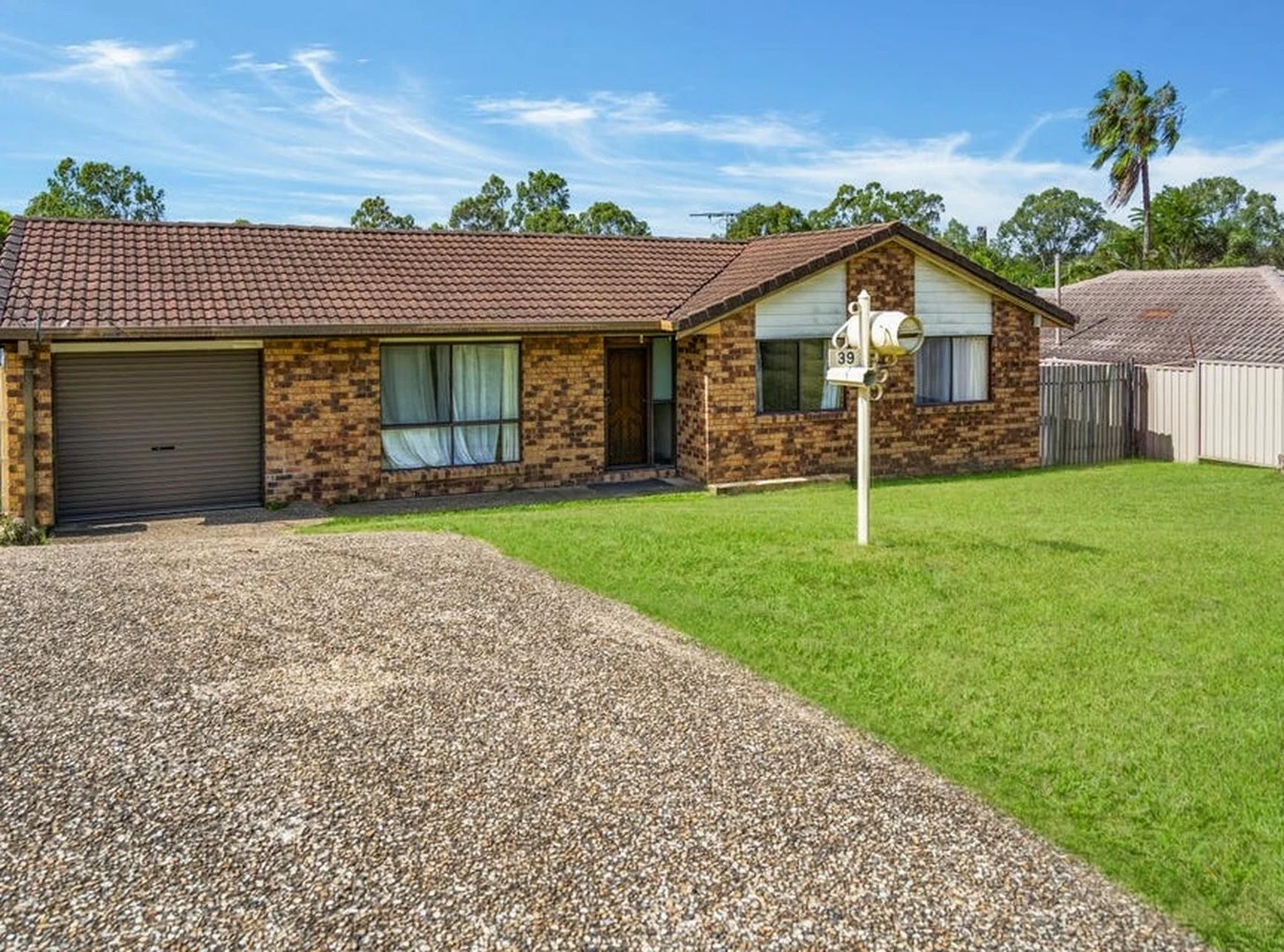 39 Silvertop St, Hillcrest QLD 4118