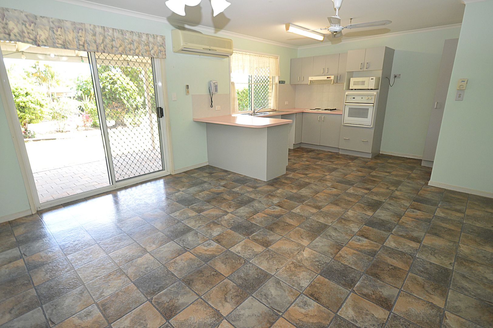 4 Phoenix Court, Kawungan QLD 4655, Image 2