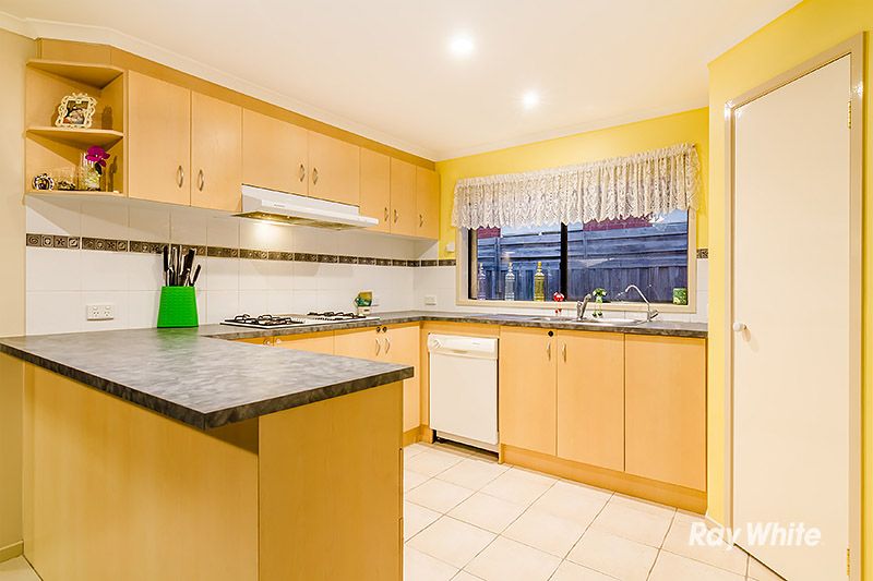 6 Nyarrin Place, Cranbourne West VIC 3977, Image 1