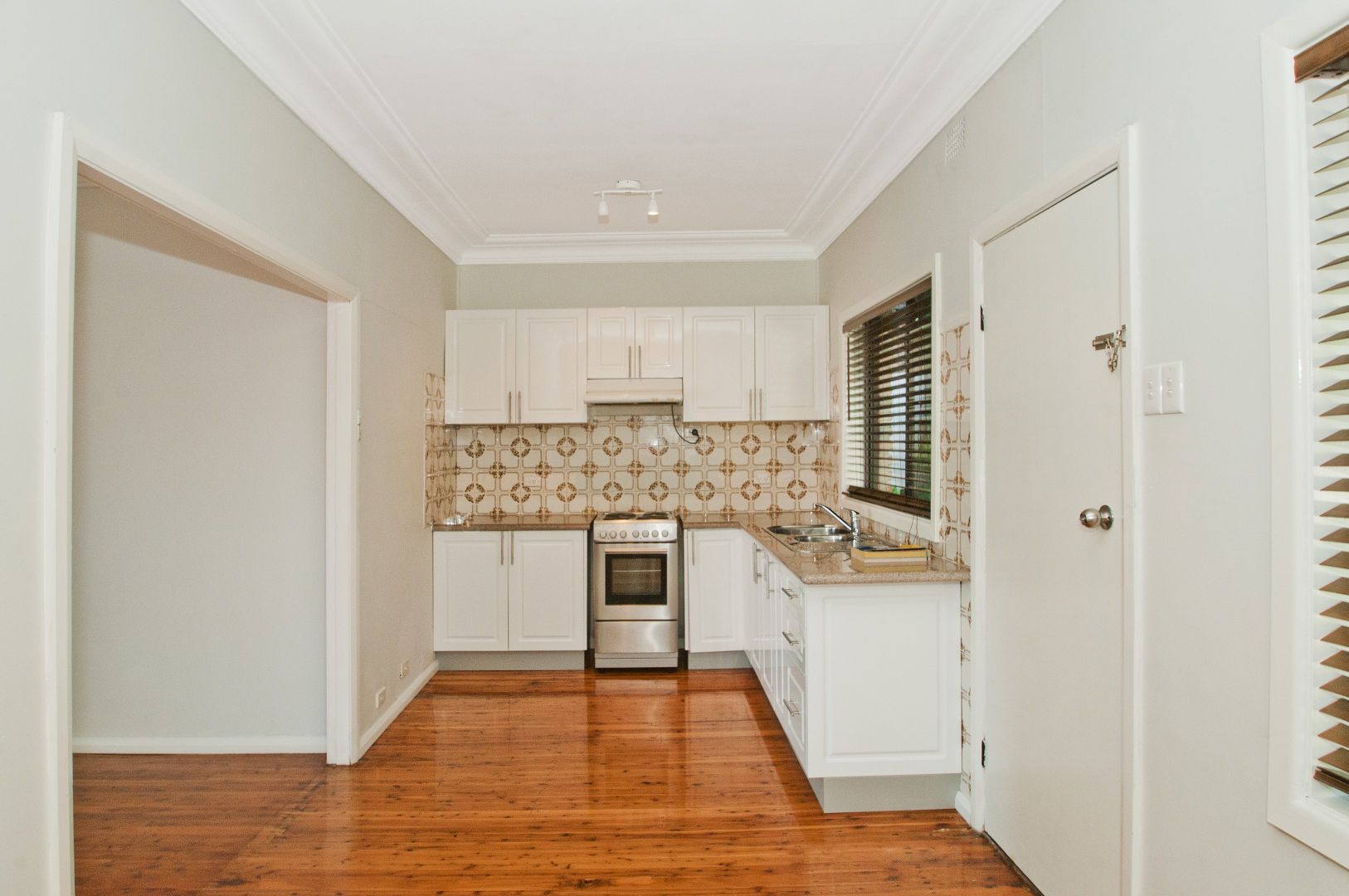 272 Northcliffe Drive, Lake Heights NSW 2502, Image 2