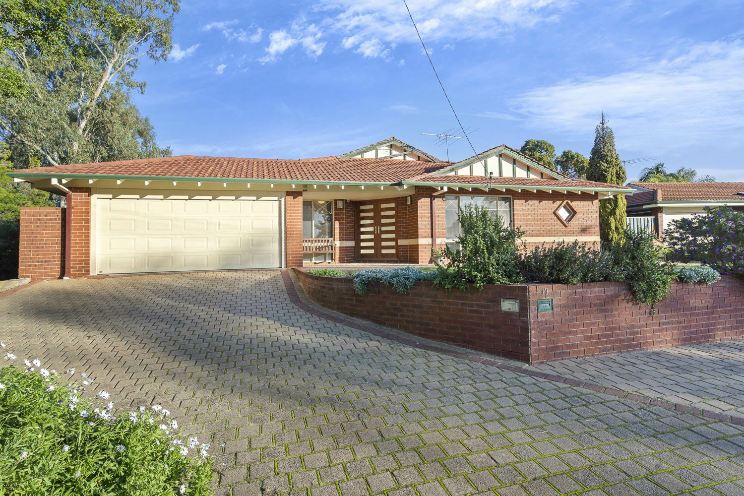 4 bedrooms House in 17 Bastion Court WILLETTON WA, 6155