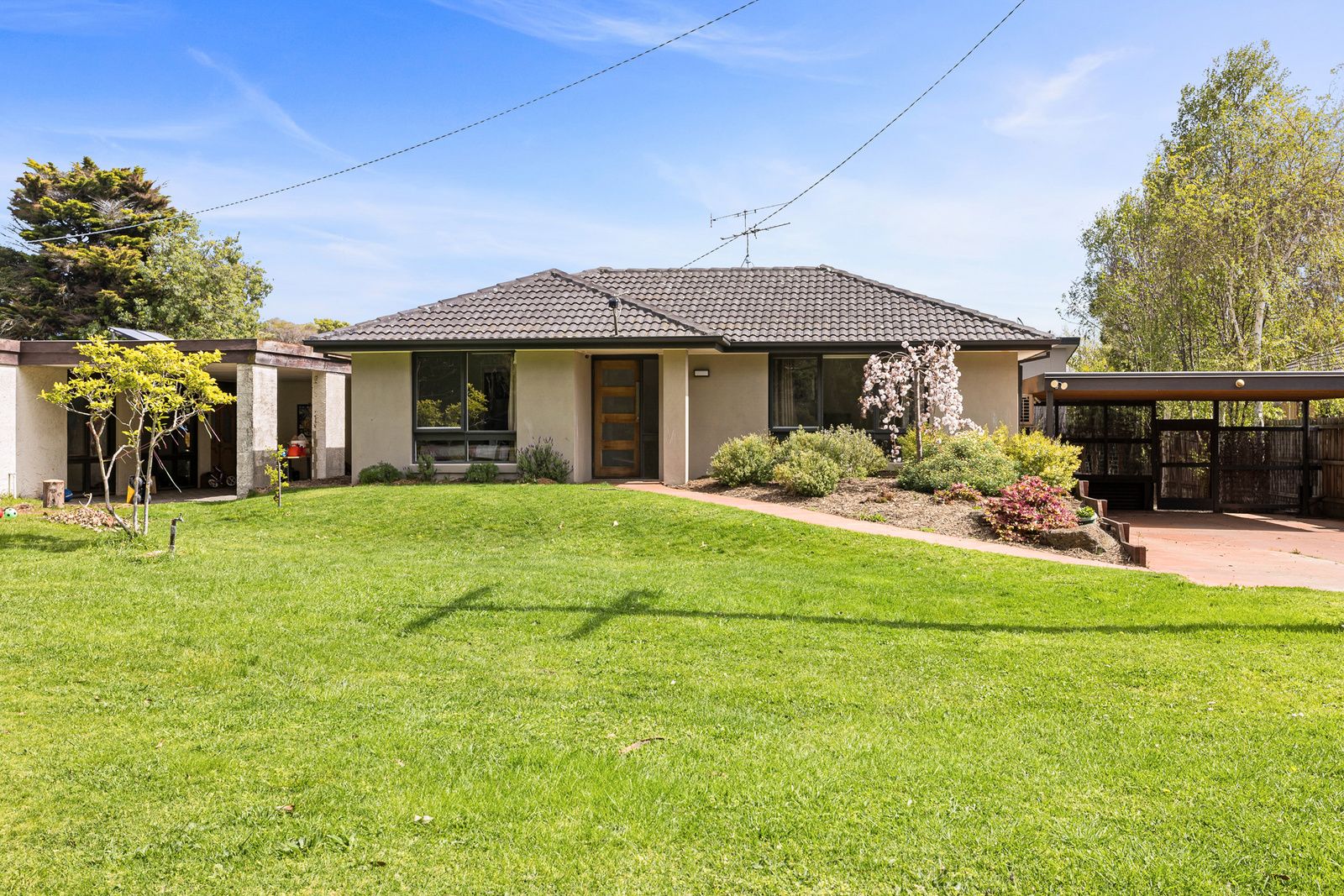 4 bedrooms House in 8 Rosebud Avenue ROSEBUD VIC, 3939