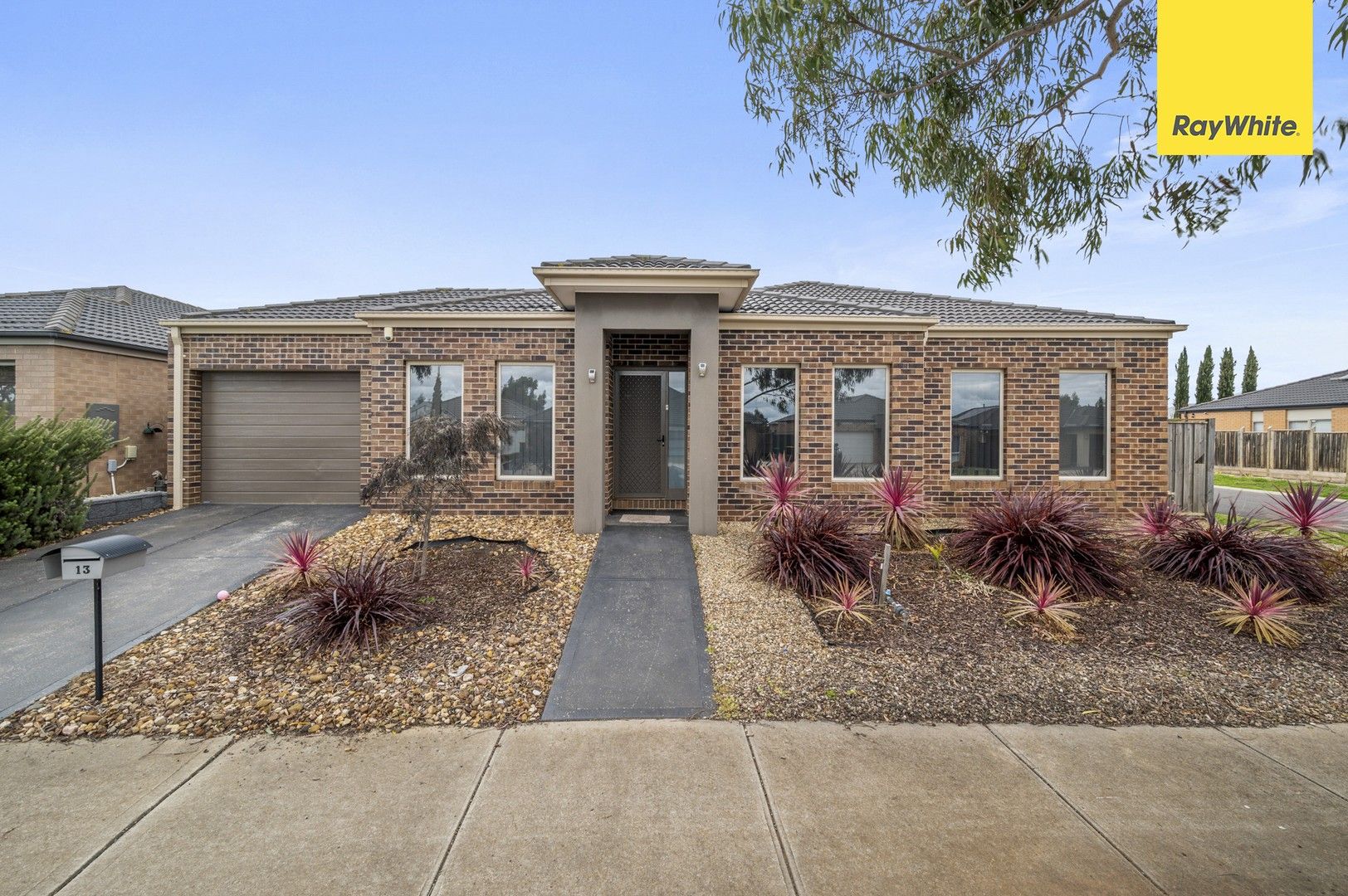 3 bedrooms House in 13 Citreus Circuit BROOKFIELD VIC, 3338