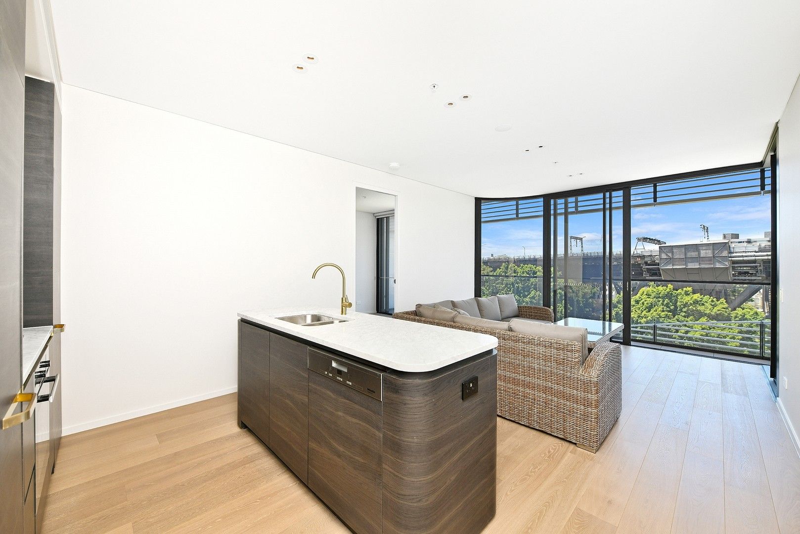 2 bedrooms Apartment / Unit / Flat in 708/30 Alfred Street MILSONS POINT NSW, 2061