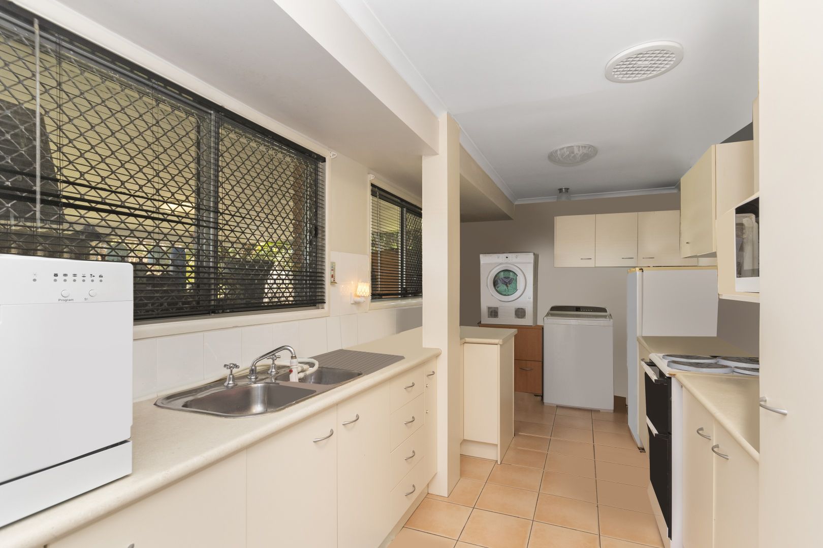 28 Josephine Crescent, Rasmussen QLD 4815, Image 2