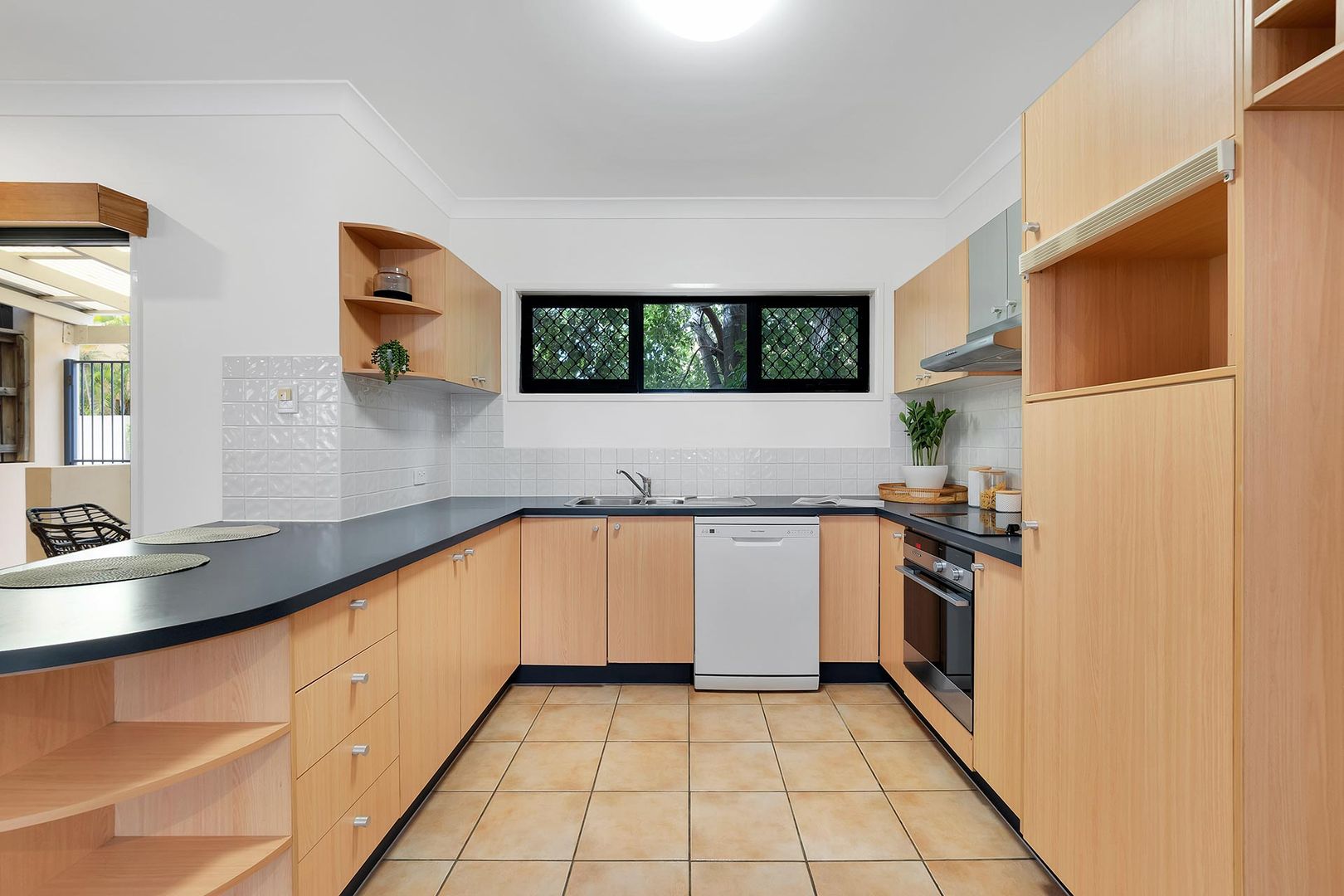 8/122 Central Avenue, Indooroopilly QLD 4068, Image 2