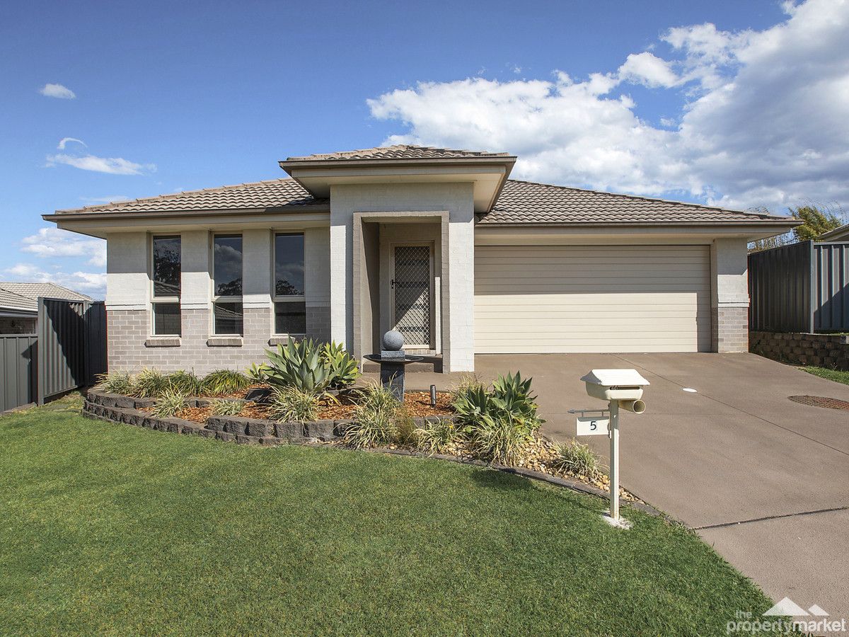 4 bedrooms House in 5 Seer Place WADALBA NSW, 2259