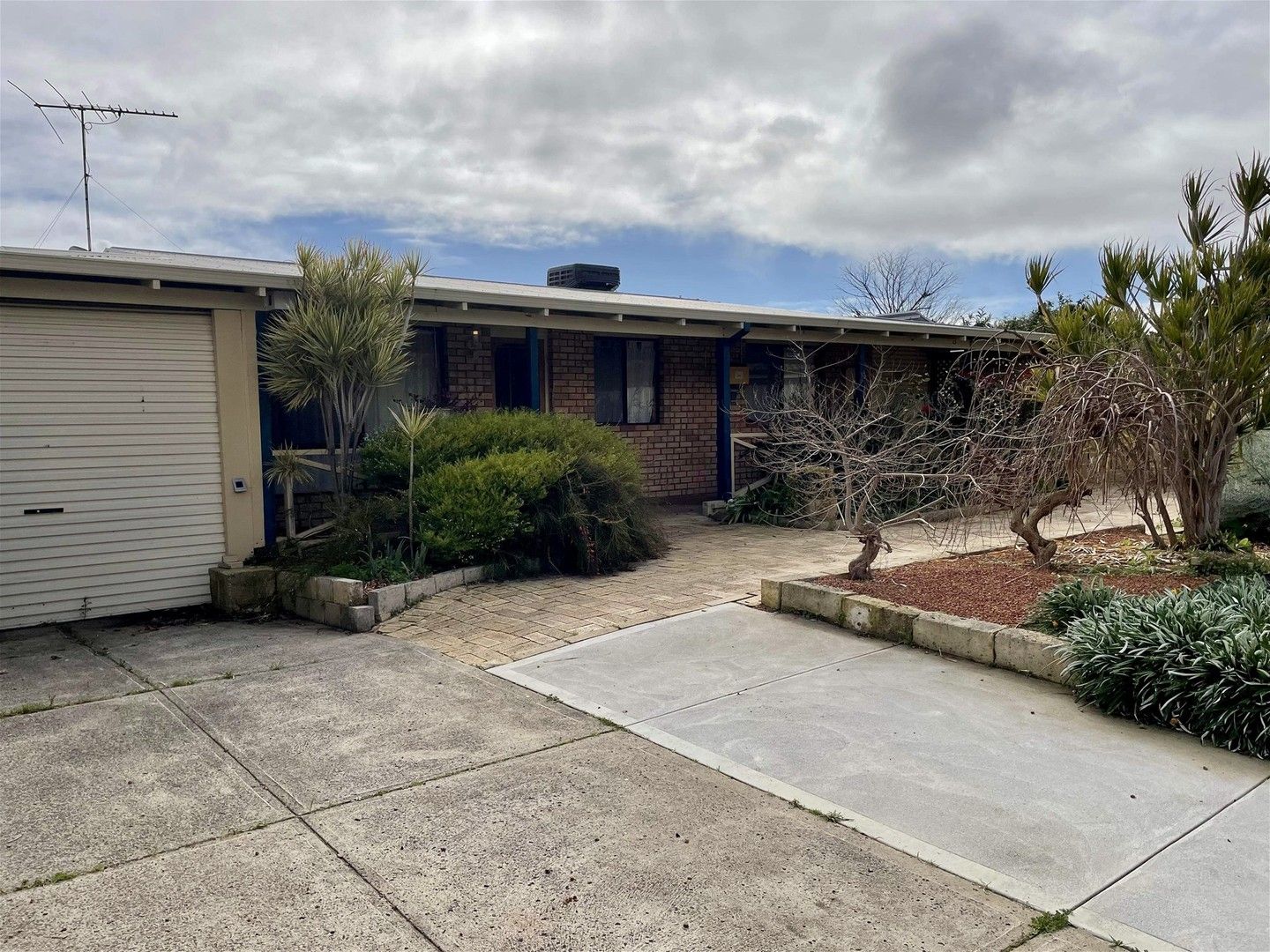 4 bedrooms House in 11 St. James Place GREENFIELDS WA, 6210