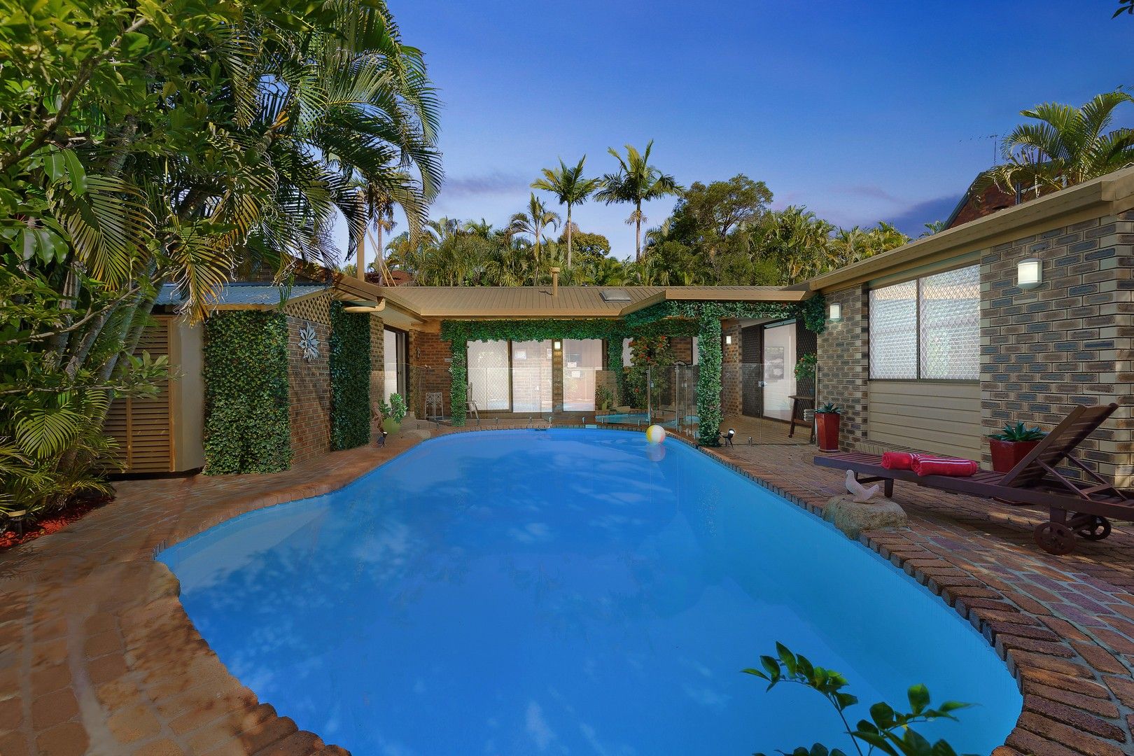 4 bedrooms House in 1 Malton Street THE GAP QLD, 4061