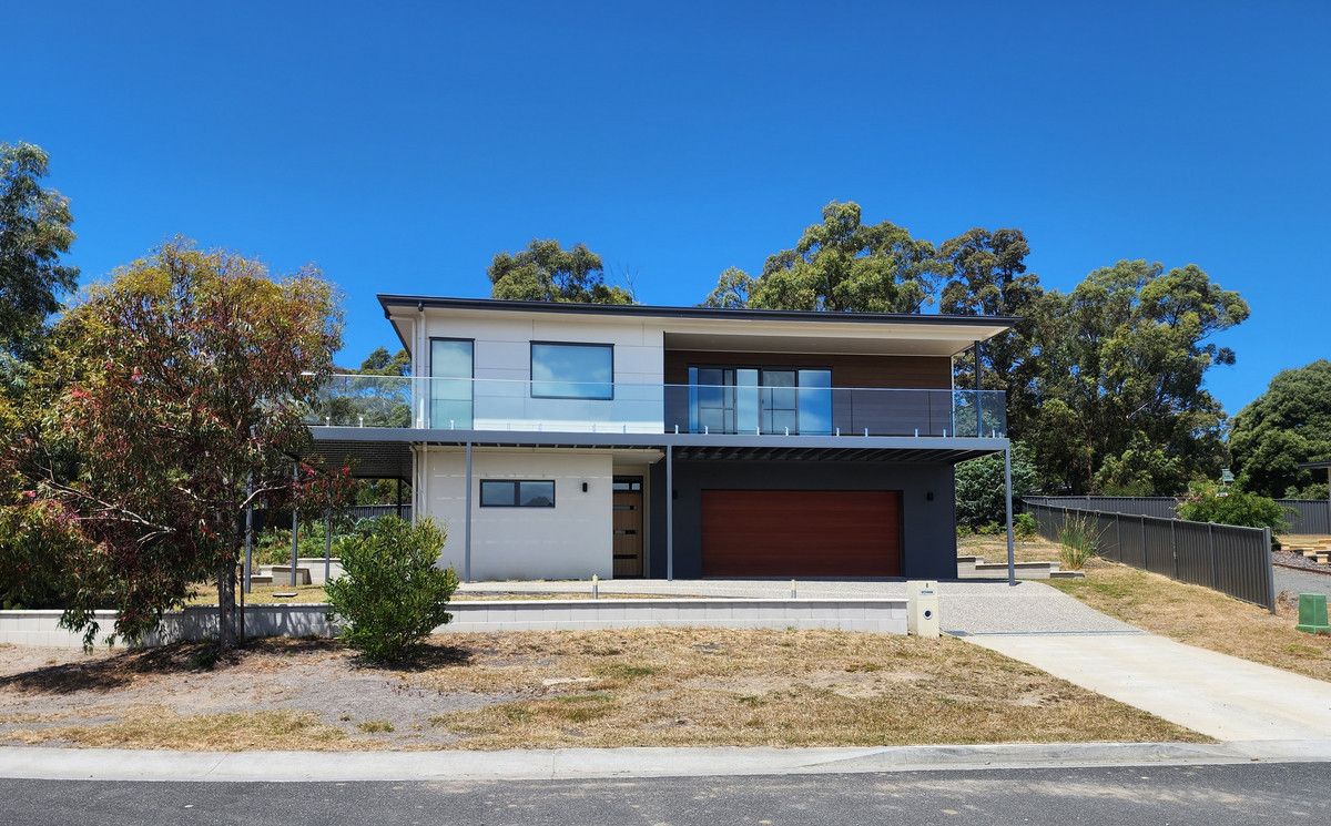 4 bedrooms House in 8 Admiral Court BLACKMANS BAY TAS, 7052