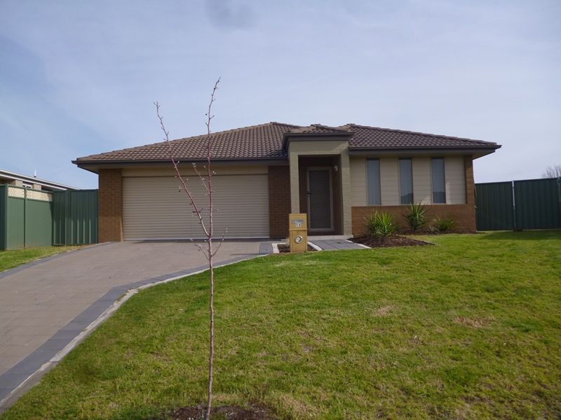 4 bedrooms House in 14 Dalbeattie Crescent DUBBO NSW, 2830