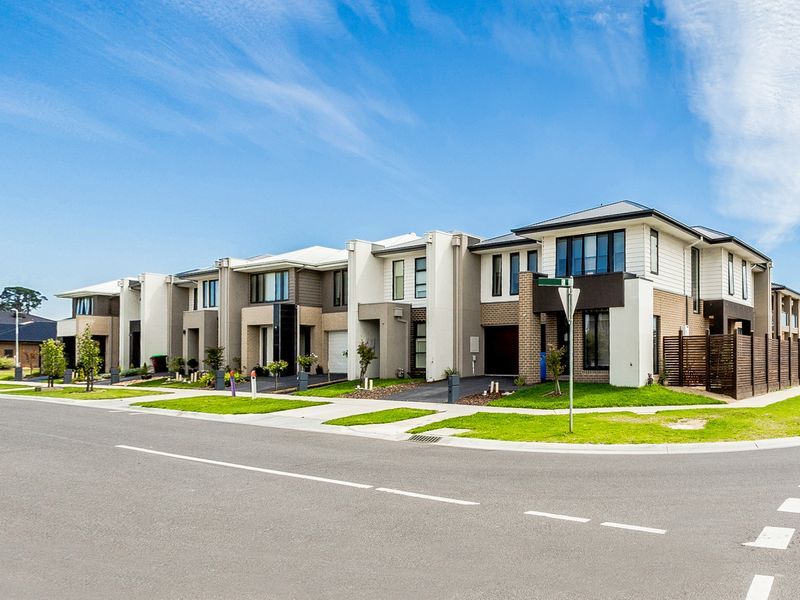 Clyde North VIC 3978 4 beds house for Sale, 590,000630,000