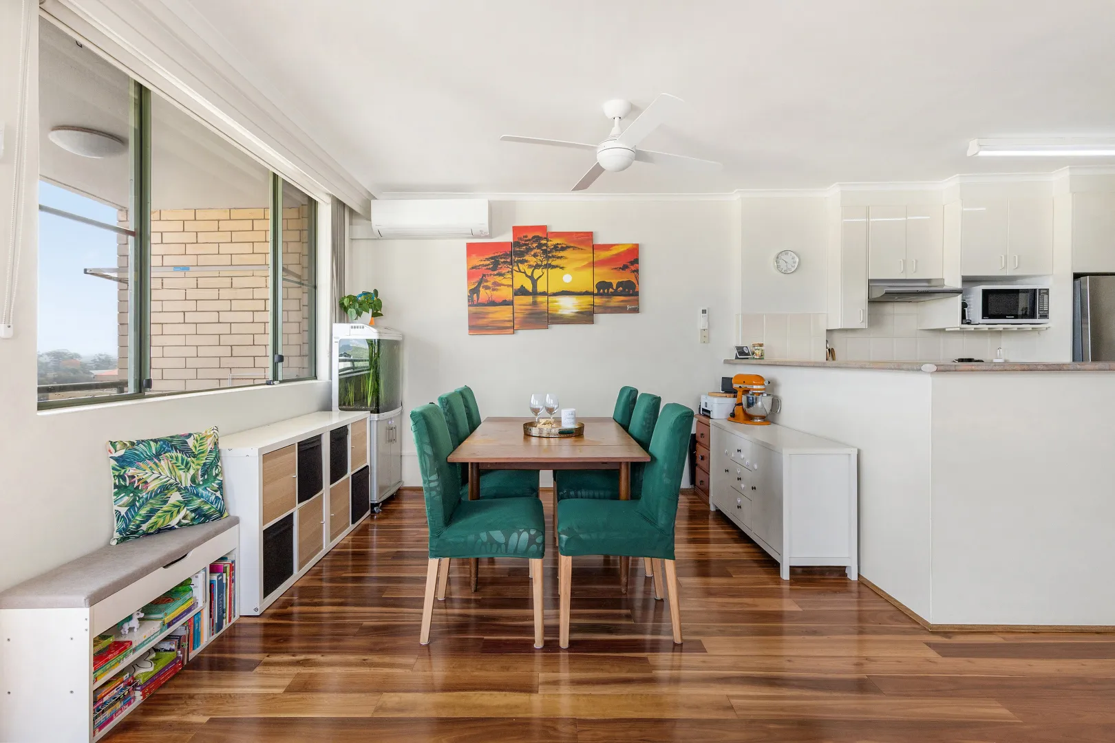 Elevated skyline living, resort-style facilities, walk anywhere convenience – pohled 4
