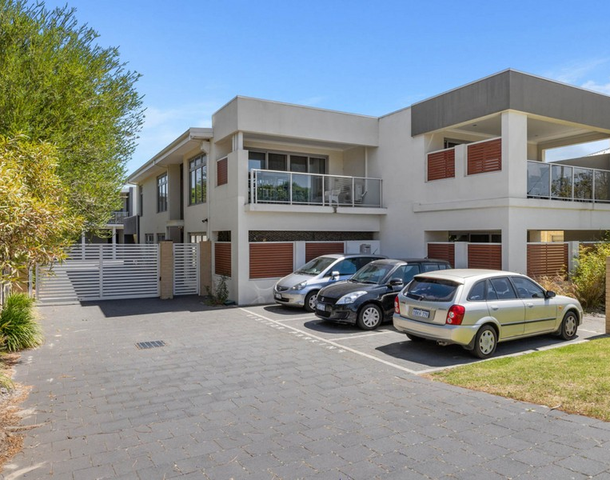 1/10 Pearl Road, Cloverdale WA 6105