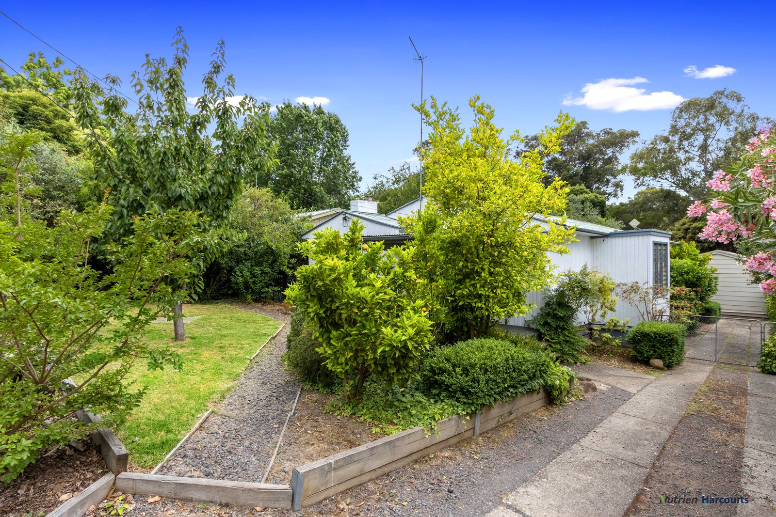 6 Hillside Avenue, Eildon VIC 3713, Image 2