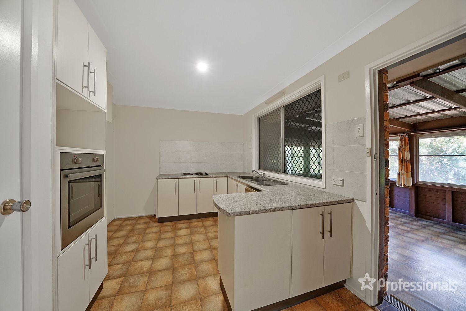 16 Akuna Avenue, Bradbury NSW 2560, Image 1