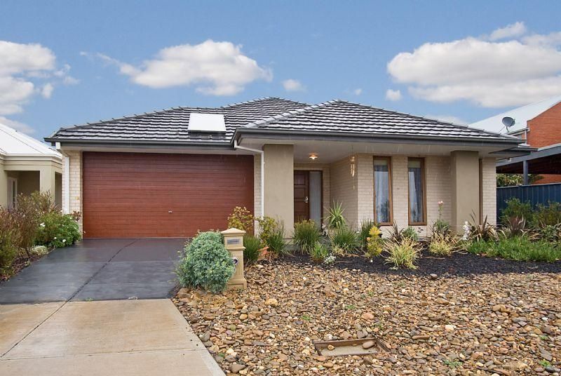4 Scotsburn Place, Caroline Springs Property History & Address