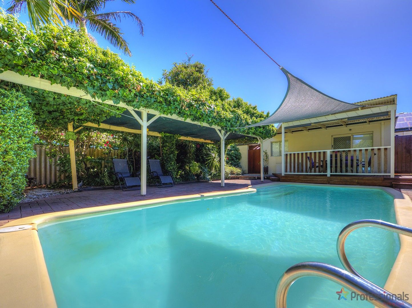 5 bedrooms House in 16 Harry Way WILLETTON WA, 6155